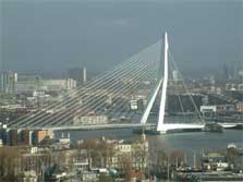 Rotterdam - Erasmusbrug (zdroj: http://static.capsi.com/img/photography/2003-12-14-rotterdam/800x600/dscf0012.jpg)