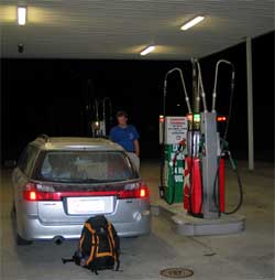 benzínová pumpa v noci